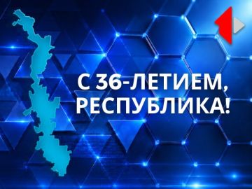 У входа в Екатерининский парк со стороны Зелёного рынка уличные музыканты исполняют популярные хиты на аккордеоне