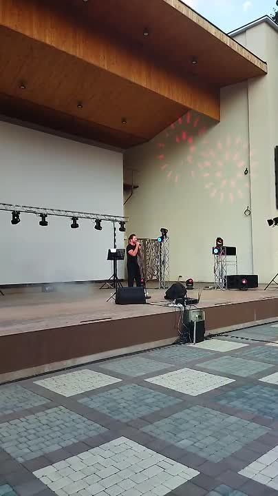 В эти минуты в Летнем кинотеатре Слободзеи начинается концерт финалиста российских музыкальных шоу «Ну-ка, все вместе!» и «Голос», серебряного призёра международного фестиваля искусств «Славянский базар в Витебске» Алексея...