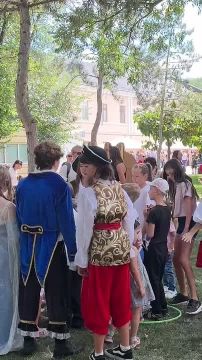 В самом сердце Екатерининского парка работает детская зона: аниматоры в костюмах популярных героев, активные игры, призы, рукоделие и удобные пуфики для родителей
