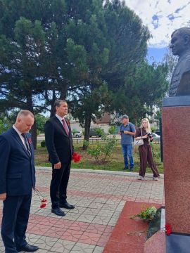 После митинга состоялось возложение цветов на Мемориале Памяти и Скорби