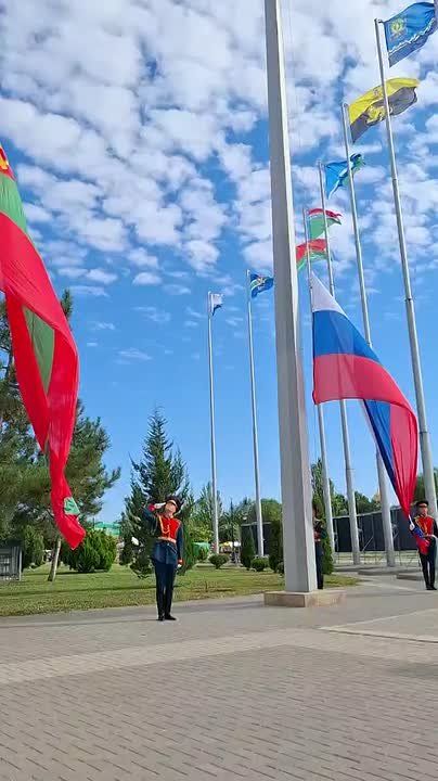 На центральной площади Тирасполя дан старт празднованию Дня республики! Под звуки Государственного гимна торжественно поднят флаг государства