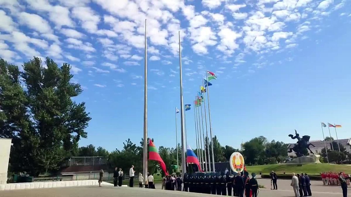 Самый большой флаг республики подняли на площади Суворова