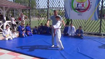 Девочка-борец бросила корреспондента ТСВ через плечо во время спортивного праздника в Екатерининском парке