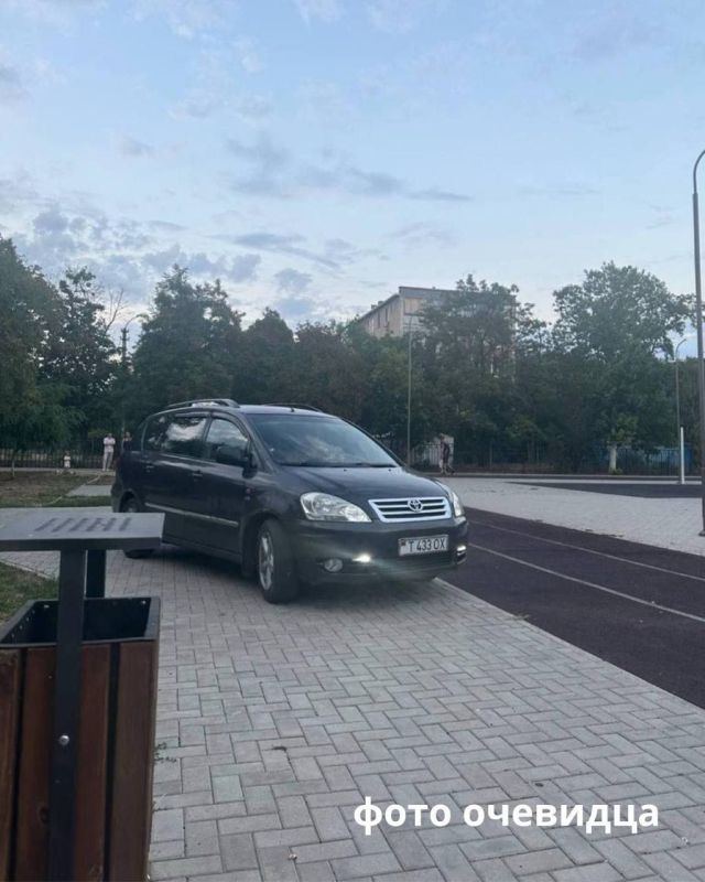 Не место для парковки. . В Ленинском микрорайоне таксист заехал на спортплощадку у 11-й школы
