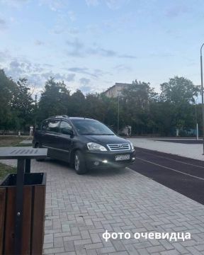 Не место для парковки. . Вечером 2 сентября в Ленинском микрорайоне Бендер таксист заехал на спортплощадку у 11-й школы