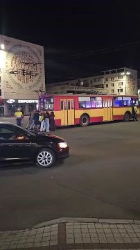 Тираспольчане вечером толкали троллейбус, который встал у кинотеатра и перекрыл дорогу