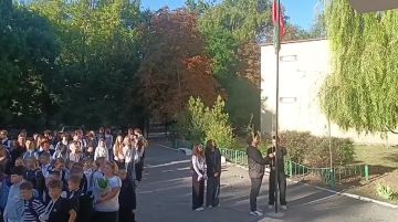 Школьники по всему Приднестровью сегодня перед первым уроком поднимали приднестровский флаг