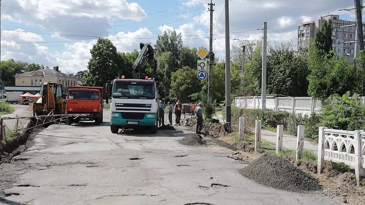 Дорожники продолжают ремонт дороги у круга в Бендерах на выезде в сторону Каушан, снимают старый асфальт