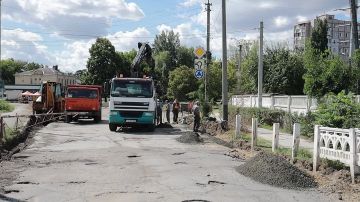 Дорожники продолжают ремонт дороги у круга в Бендерах на выезде в сторону Каушан, снимают старый асфальт