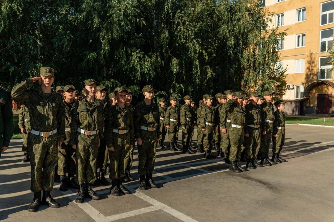 В Тираспольском Суворовском военном училище новобранцам торжественно вручили удостоверения и первые погоны