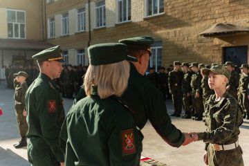 Новобранцы Суворовского училища получили первые погоны