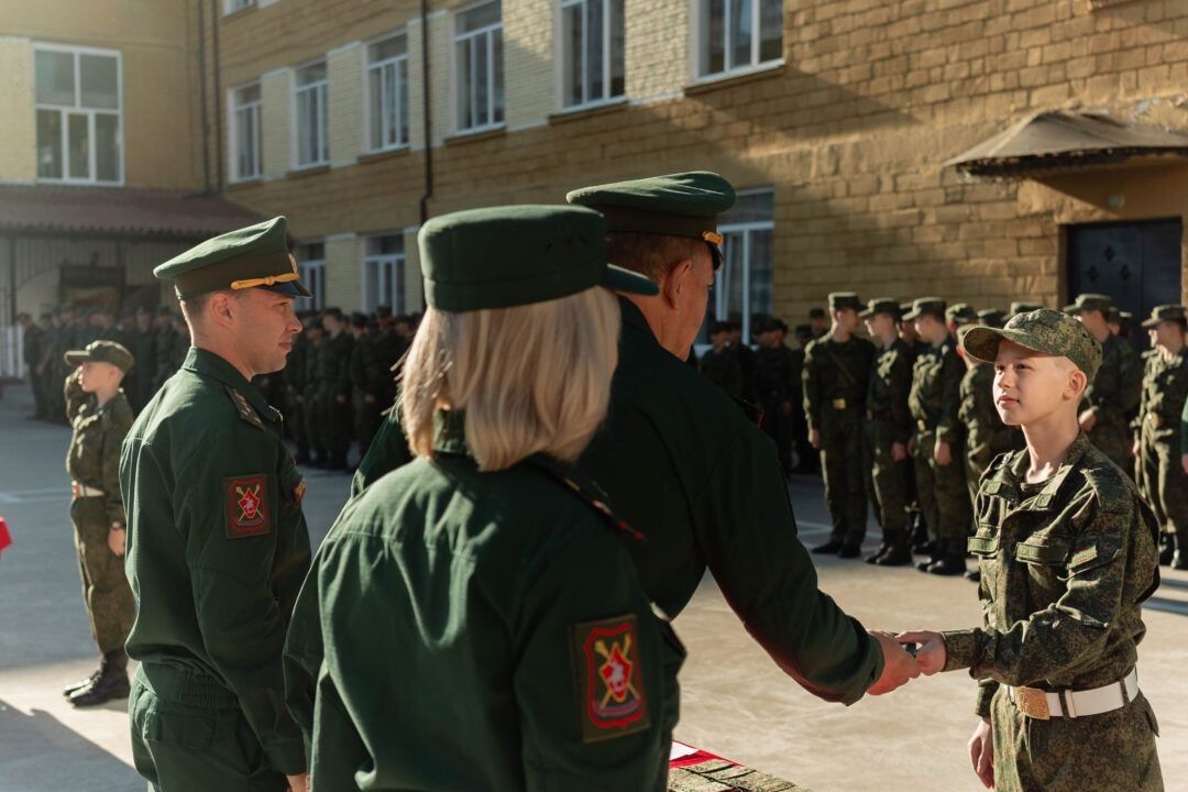 Новобранцам Суворовского училища вручили удостоверения и погоны