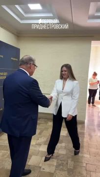Первые 8 российских паспортов по упрощённой процедуре вручил приднестровцам посол России Олег Озеров