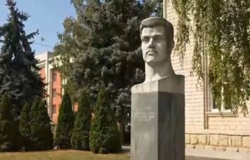 Власти Молдовы продолжают воевать с советскими памятниками и заменять героев