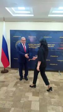 Посол России Олег Озеров вручает первые российские паспорта приднестровцам, кто подавал документы на гражданство по упрощенному указу Путина