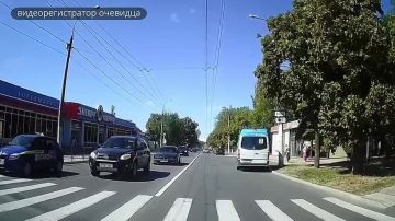 Не пропустил школьницу. В Тирасполе, на улице Сакриера, 8 сентября водитель маршрутного такси, курсирующего по маршруту № 7, не уступил дорогу школьнице на нерегулируемом переходе
