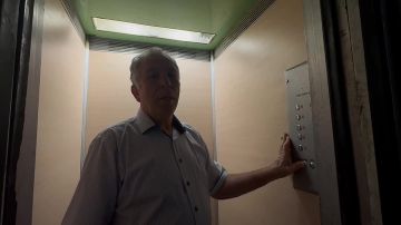 Начальник производства «Тираслифт» Валерий Кичук показывает ещё один обновлённый лифт в 15-м доме по переулку Западному