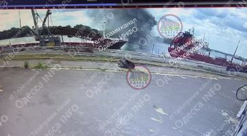 Момент ПРИЛЁТА реактивного шахеда в воду прям за пару метров от судна в одесском порту