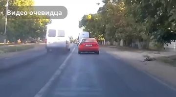 Опасный обгон. В селе Суклея 9 сентября водитель маршрутки, двигаясь по улице Гагарина, начал обгон попутного транспорта, выехав на встречку