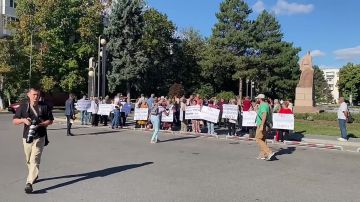 «Приднестровский народ имеет право на самоопределение!», «Миротворческой операции БЫТЬ!»