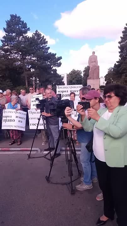 В Бендерах начался митинг общественников против экономического удушения Приднестровья Молдовой