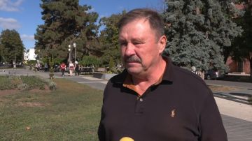 «Основная масса жителей Бендер имеет российское гражданство, поэтому мы не можем пройти мимо такого события, как выборы в России. Мы должны иметь право голоса, право выбора. Разве одного избирательного участка на всю...