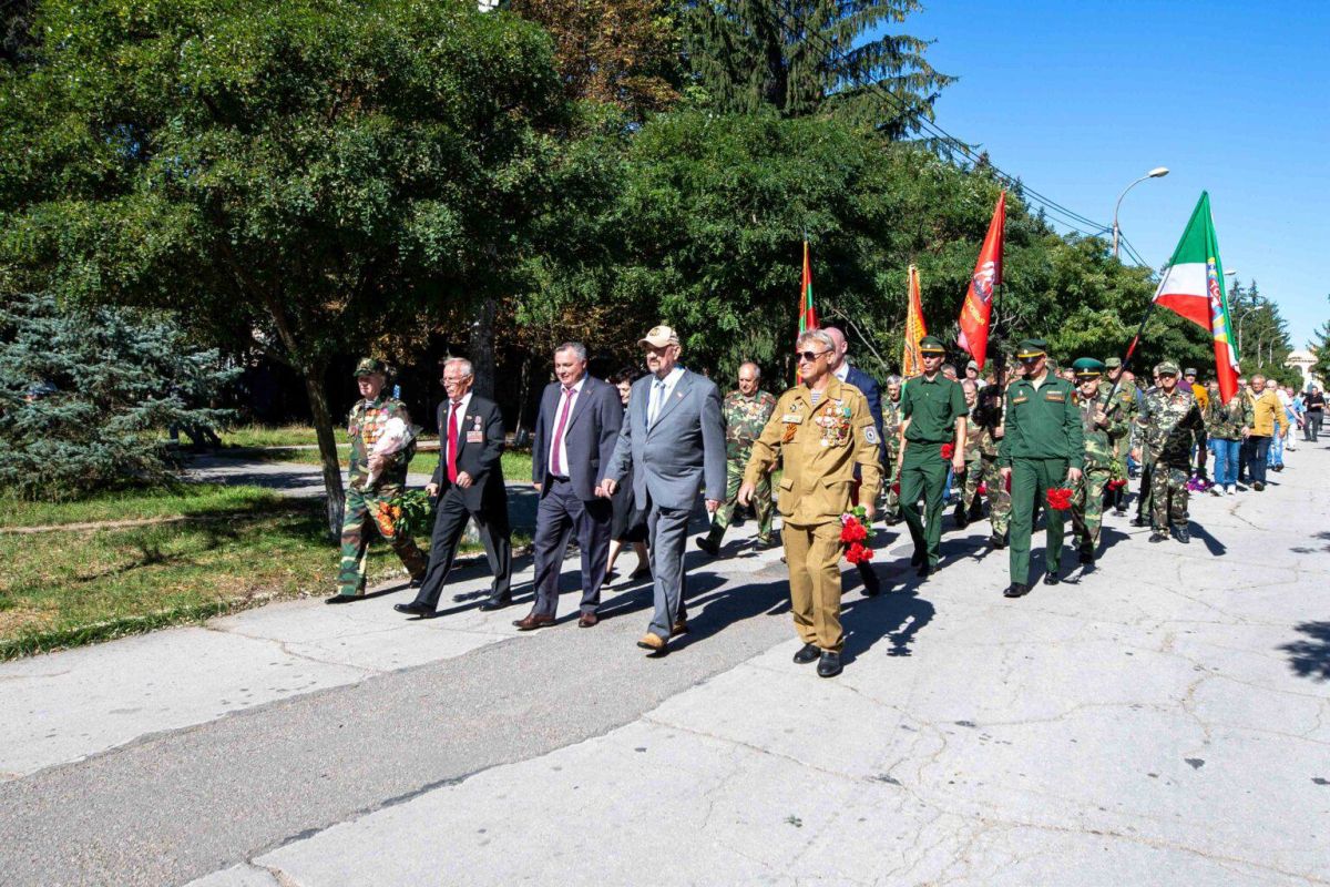 В ДУБОССАРАХ ТОРЖЕСТВЕННО ОТМЕТИЛИ 35-Ю ГОДОВЩИНУ ОБРАЗОВАНИЯ РЕСПУБЛИКАНСКОЙ ГВАРДИИ