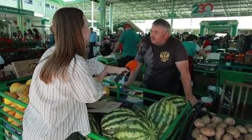 Продавец арбузов с российским гербом на груди не выйдет торговать на Зелёный рынок 20 сентября, потому что вместе с женой пойдёт голосовать на выборах в Госдуму России