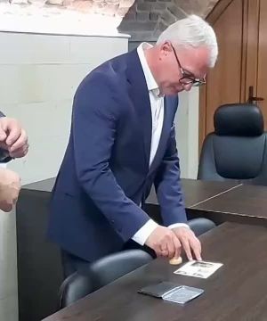 Вице-премьер Виталий Нягу погасил новую марку «Часовни Приднестровья» на открытии корпуса воскресной школы в Бендерской крепости