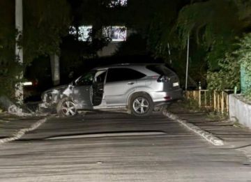 Вчера вечером на Балке в аварию попал Лексус