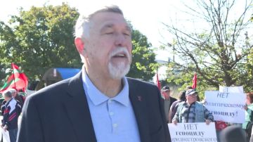 «Главная цель митинга выражена на тех плакатах, которые люди держат в руках: это независимость Приднестровья, это “Руки прочь от Приднестровья!”, это протест против экономического и политического давления на республику. Об...