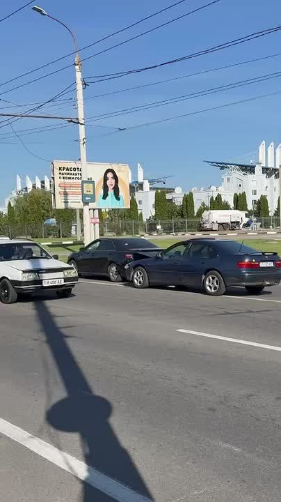 Две аварии в 50 метрах друг от друга случились на выезде из Тирасполя этим утром в час пик, когда все ехали на работу