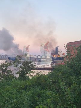 Сразу два судна горели в порту Ильичевска в Одесской области после удара Геранями