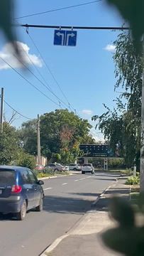 На повороте с улицы Свердлова на Балку появился знак «Направления движения»: налево можно поворачивать только с левой полосы, а направо – только с правой