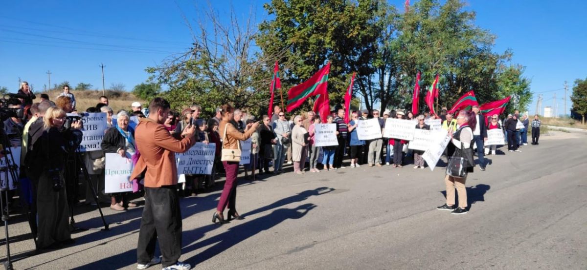 Приднестровские общественники второй день подряд проводят акцию протеста у таможни в Бендерах