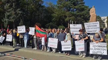 Приднестровские общественники и ОСТК пришли ко Дворцу Культуры в Бендерах перед заседанием ОКК, в котором участвует делегация Молдовы