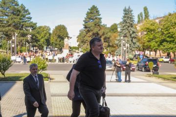 Молдавская делегация прибыла на заседание ОКК в ДК Ткаченко, возле которого идёт митинг против давления Кишинёва