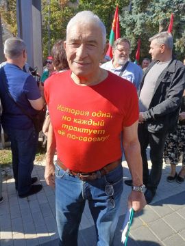 Открывший митинг Анатолий Булда призвал всех присутствующих активно выражать свою гражданскую позицию