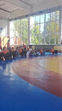 Вице-чемпион Европы по борьбе Игнат Мейко разминается с второклашками из бендерской 15-й школы и учит детей кидать соперников на прогиб