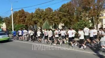 Почти 200 человек пробежали по главной улице столицы от Драмтеатра до площади Суворова