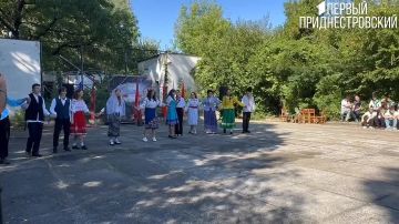 «Танцуют все!». Студенты филфака взяли всех за руки закружили в молдавской хоре