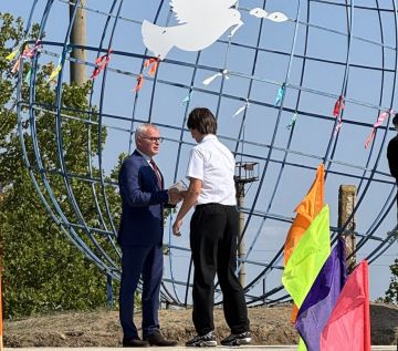 В Первомайске Виталий Нягу вручил аттестаты российского образца выпускникам этого года