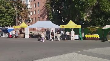 Атмосфера праздничная. На прилегающей территории у ДК Ткаченко - палатки выносной торговли