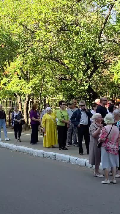 У столичной 18-й школы на Балке приднестровцы ждут своей очереди, чтобы проголосовать