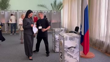 На избирательные участки пришли Председатель Верховного Совета Татьяна Залевская и заместитель Председателя Галина Антюфеева