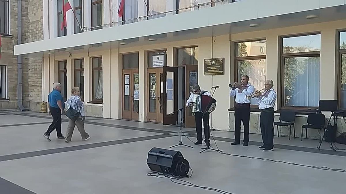 В ДК Ткаченко голосующих встречают музыкой