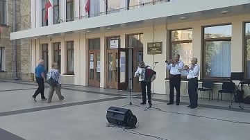 В ДК Ткаченко голосующих встречают музыкой