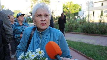 Приднестровские женщины перед выборами успели заскочить в палисадник и нарвать ромашек, чтобы принести их на участок