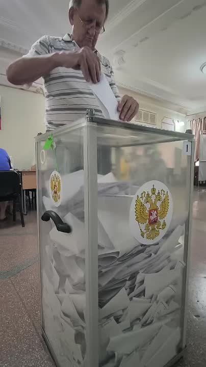 В столичном доме народных традиций и ремесел очередная урна для голосования практически заполнена бюллетенями