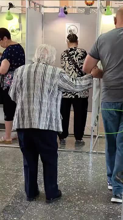 92-летнюю Галину Григорьевну внук провожает к кабинке под руку